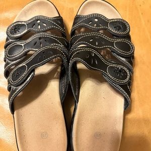 Like new Clarks black sandals 6.5